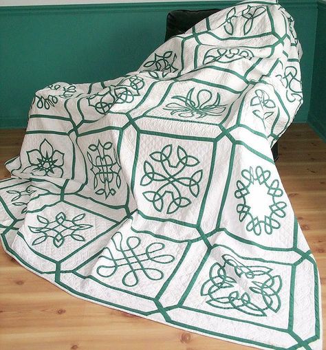 Celtic Knot sampler quilt by Susan Kraterfield, 1996.  Pattern from the book 'Celtic Applique Designs' Celtic Knot Quilt, Irish Quilt Patterns, Celtic Embroidery, Knot Quilt, Irish Quilt, Garden Maze, Irish Knot, Celtic Quilt, Quilts Patchwork