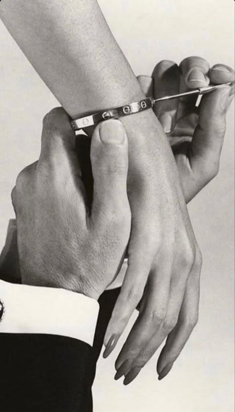 Bonnie Parker, Monochrome Watches, Foto Tips, Bracelet Love, Love Bracelet, Jairzinho, Cartier Love, Sophia Loren, Steve Mcqueen