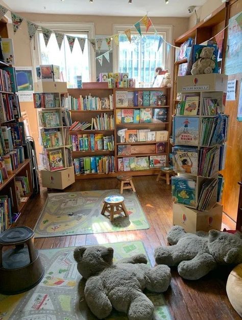 Book Store Set Up, Small Used Bookstore, Bookstore Setup, Childrens Library Aesthetic, Cool Book Stores, Children’s Bookstore, Small Bookstore Ideas, Small Bookstore Design, England Bookstore