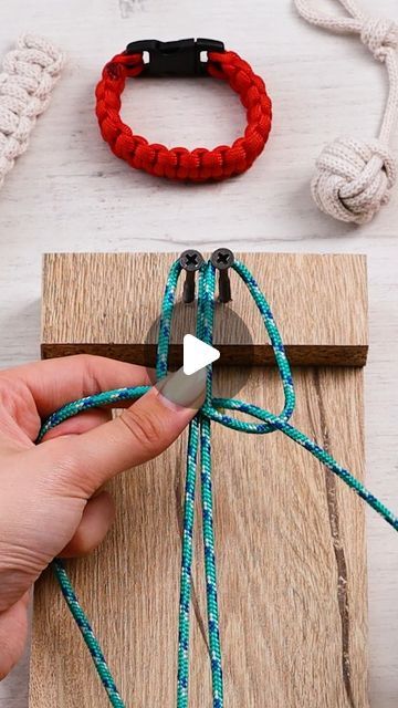 Corded Bracelets Diy, Paracord Bracelet Diy Step By Step, Diy Bracelets For Men, Survival Bracelet Diy, Rope Bracelets Tutorial, Metdaan Makeup, Rope Bracelets Diy, Cord Bracelet Diy, Paracord Projects Diy