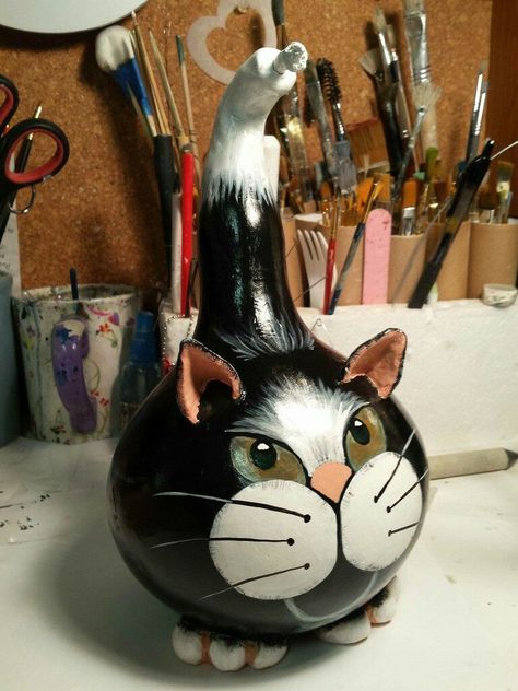 Recycle Wine Bottles, Diy Decor Paper, Gourd Animals, Cat Gourd, Gourds Diy, Gourd Painting, Funny Chickens, Halloween Gourds, Gorgeous Gourds