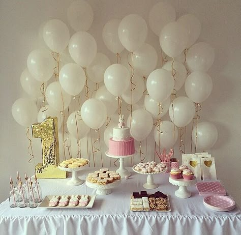 Balloon backdrop Backdrop With No Balloons, Minimal Backdrop Ideas, Small Space Birthday Decoration, Ballon Backdrop Simple, Simple Balloon Backdrop Birthday, Floating Balloon Backdrop, Dessert Table Balloon Decor, Simple Background Birthday Decoration, Cake Table Backdrop With Balloons