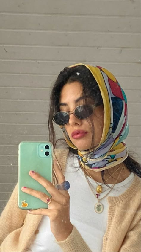 Head Scarf Outfit, Scarf Aesthetic, Mode Ulzzang, 70s Inspired Fashion, Hair Scarf Styles, Hairstyle Inspo, Head Scarf Styles, Scarf Outfit, Mode Vintage