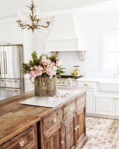 French Modern Home Interiors Kitchen, French Cottage Wall Decor, Elegant French Farmhouse, Country French Kitchen, Finding Lovely, Cocina Shabby Chic, Wooden Island, Model Dapur, Wood Island