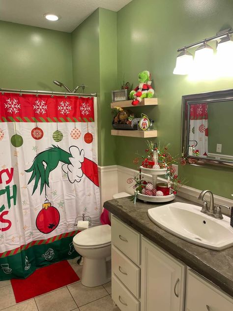 Grinch Christmas Kitchen Decor, Grinch Bathroom Ideas, Grinch Bathroom Decor, Christmas Guest Bathroom, Grinch Kitchen, Grinch Bathroom, Christmas Kids Room, Grinch Decor, Grinch Tree