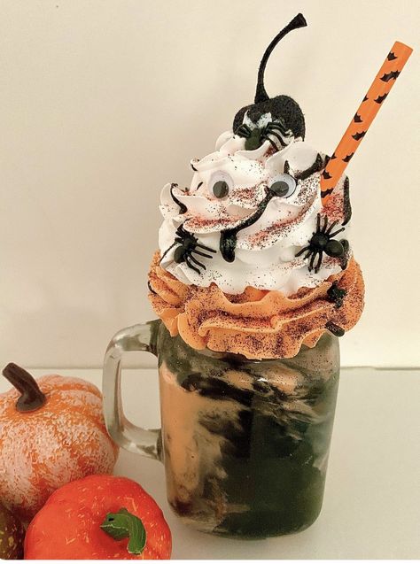 Halloween Freakshake, Halloween Ice Cream, Fake Cakes, Yummy Ice Cream, Halloween Cocktails, Fake Cake, Halloween Drinks, Halloween Snacks, Halloween Desserts