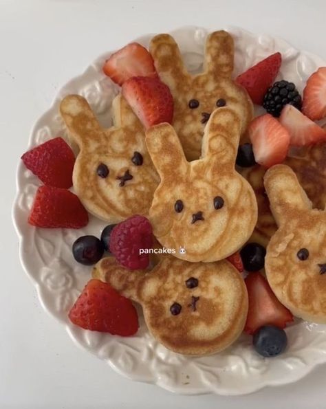 Pancake Shapes, Kawaii Cooking, Easy Food Art, Sweet Snacks Recipes, Fun Baking Recipes, Food Obsession, Food Inspo, Cafe Food, Creative Food