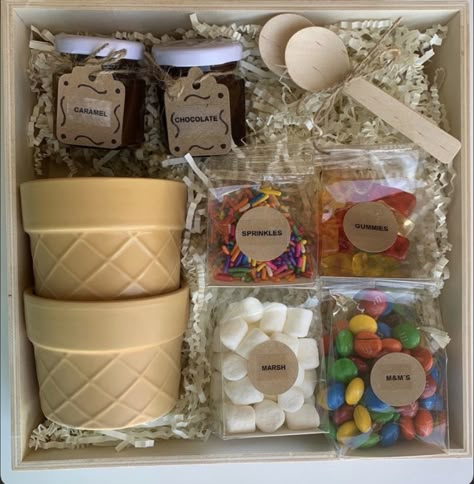 Ice Cream Gift Basket, Popcorn Dessert, Ice Cream Sunday, Food Gift Box, Ice Cream Gift, Celebration Box, Edible Favors, Dessert Gifts, Buffet Design