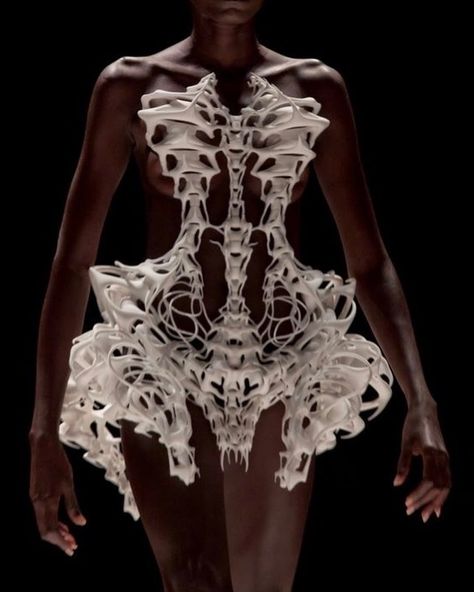 Anatomy references in high fashion schiaparelli lungs worn by bella hadid Roberto Cavalli fw 2000 worn by zendaya iris van herpen skeleton dress fw 2011 schiaparelli fall winter 2022 heart circulation dress Unrealistic Clothing, Skeleton Fashion, Running In The Dark, Skeleton Dress, Structural Fashion, Conceptual Fashion, Iris Van Herpen, 3d Fashion, Futuristic Fashion