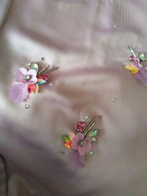 Brooch Diy Ideas, Brooch Blouse Design, Brooch Design Ideas, Simple Brooches Blouse Design, Brooch Work Blouse Design, Brooches Blouse Design, Brooch Work, Sequence Design, Detail Couture