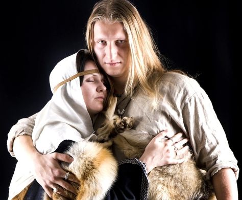 Ancient Norse bridal couples went into hiding after the wedding, and a family member would bring them a cup of honey wine for 30 days. | 15 Unexpectedly Barbaric Origins Of Modern Wedding Traditions Asatru Wedding, Viking People, Norwegian Wedding, Scandinavian Wedding, Honey Wine, Viking Wedding, After The Wedding, Wedding Traditions, Celtic Wedding