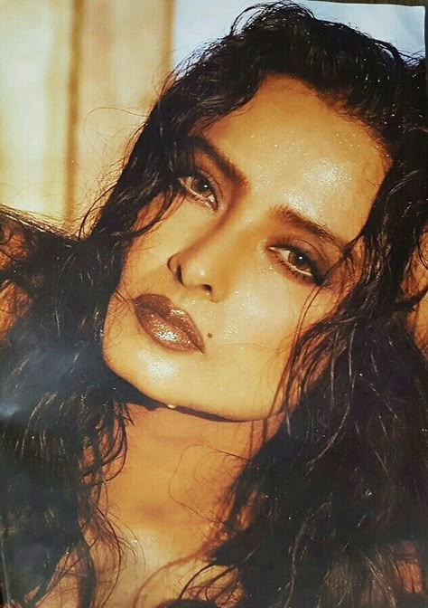 Rekha Vintage, Rekha Ji, Rekha Actress, Bollywood Makeup, Woman In Love, Vintage Bollywood Aesthetic, Bollywood Retro, Pretty Ppl, Vintage Icons