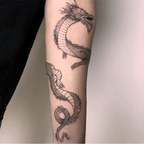 Pin by Chantelle Bennett on Татуировки | Around arm tattoo, Wrap around tattoo, Dragon tattoo for women Dragon Tattoo Around Arm, Dragon Tattoo Wrapped Around Arm, Dragon Tattoo Leg, Arm Wrap Tattoo, Dragon Tattoo Arm, Tato Flash, Around Arm Tattoo, Wrap Around Tattoo, Chinese Dragon Tattoos