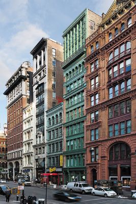 The historic cast iron Bleeker & Bond Building in NYC gets a renovation. Scifi Building, New York Landmarks, New York Buildings, Architecture Collection, Building Aesthetic, New York Architecture, Skyscraper Architecture, Traditional Building, Classic Architecture