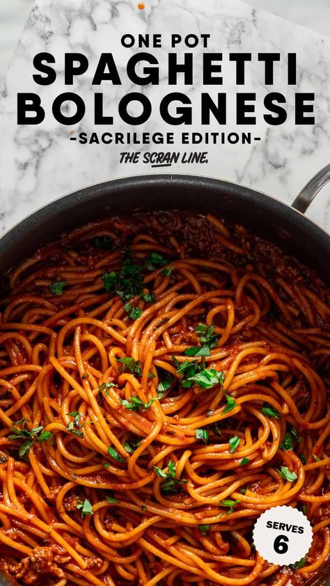 Easy One-Pot Spaghetti Bolognese Spaghetti Bolognese Recipe, One Pot Spaghetti, Easy Spaghetti, Chicken Alfredo Pasta, Italian Deli, Garlic Uses, Pasta Bolognese, Bolognese Recipe, Light Meals