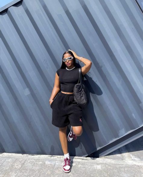 Outfit For Playground, Black Women Sporty Outfits, Summer Outfits Midsize Black Women, Outfit Short Noir, All Black Summer Outfits Casual, How To Style Shorts, Errands Outfit Summer, Dope Fashion Outfits, Cute Outfits With Shorts