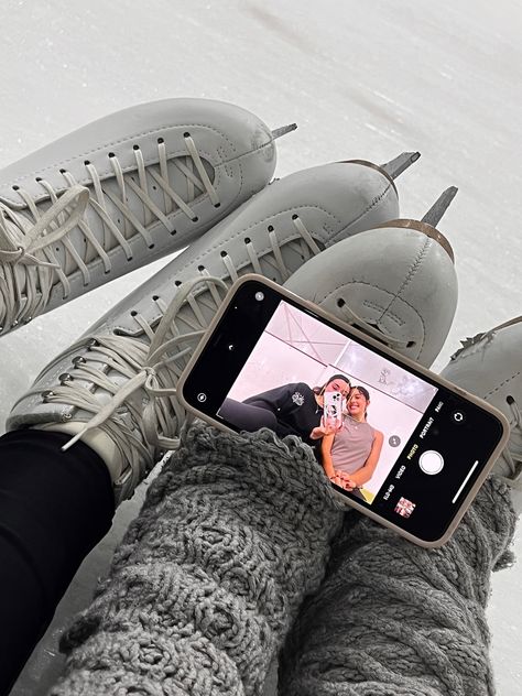 Figure Skating Pictures Ideas, Ice Skating Inspo Pics, Ice Skating Picture Ideas, Ice Skating Photo Ideas With Friends, Aesthetic Ice Skating Pictures, Ice Rink Photoshoot, Ice Skating Instagram Story, Ice Skating Outfit With Friends, Ice Skating Aesthetic Pictures