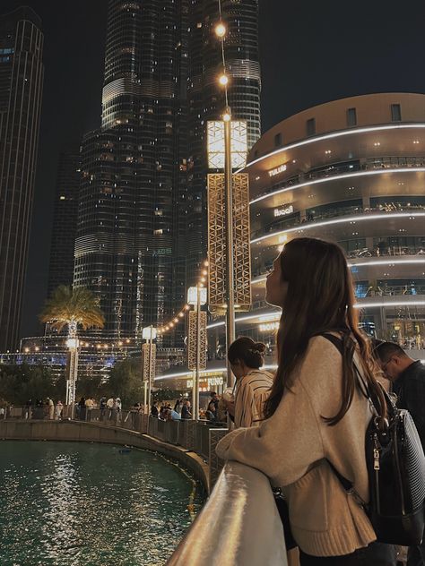 Dubai Photo Poses, Dubai Poses For Women, Dubai Photo Ideas Instagram, Photo Ideas Dubai, Burj Khalifa Photo Ideas, Dubai Photoshoot Ideas, Burj Khalifa Aesthetic, Dubai Poses, Dubai Habibi