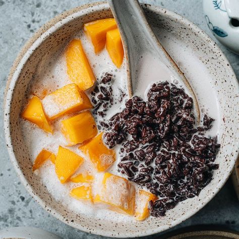 Black Rice Pudding with Coconut Milk Rice Pudding With Coconut Milk, Cooking Black Rice, Black Rice Pudding, Rice Coconut, Yummy Bites, Warm Desserts, Colorful Desserts, Takeout Food, Chinese Dessert