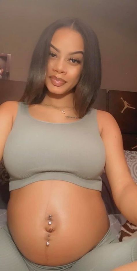 𝐢𝐧𝐬𝐭𝐚𝐠𝐫𝐚𝐦: 𝐝𝐞𝐬𝐬𝐲𝐝.𝐬𝐩𝐚𝐦𝐩𝐚𝐠𝐞_ Pregnant Life, Pregnancy Belly Photos, Cute Pregnancy Pictures, Belly Photos, Pregnancy Goals, N C, Baby Bump Style, Pretty Pregnant, Mommy Goals