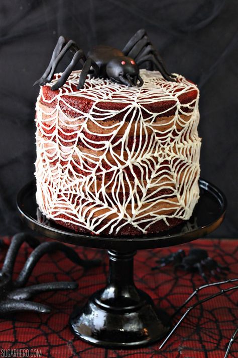 Паутина Голая Красный бархат торт | От SugarHero.com Naked Red Velvet Cake, Halloween Red Velvet, Birthday Cakes Diy, Swig Sugar Cookies, Pumpkin Spice Sugar Cookies, Halloween Sugar Cookies Decorated, Pasteles Halloween, Spooky Halloween Desserts, Biscuits Halloween