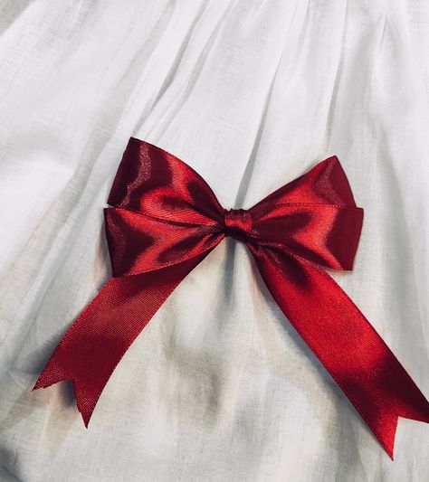 Red Ribbon Aesthetic, Red Bow Aesthetic, Juliet Costume, Hair With Bow, Red Hair Bow, Dark Red Wallpaper, Red Accessories, Bows Hair, Pandora Hearts