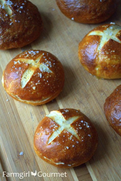 Pretzel Slider Rolls via farmgirlgourmet.com Pretzel Rolls, Pretzel Bun, Homemade Pretzels, Slider Buns, Burger Bar, Hot Cross Buns, Cross Buns, Think Food, Cannoli