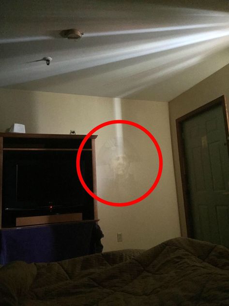 George Washington "Ghost" Randomly Shows Up In Home Real Ghost Photos, Sailor Moon Funny, Haunted Locations, Ghost Caught On Camera, Creepy Pics, Best Ghost Stories, Paranormal Photos, Ghost Sightings, Real Haunted Houses