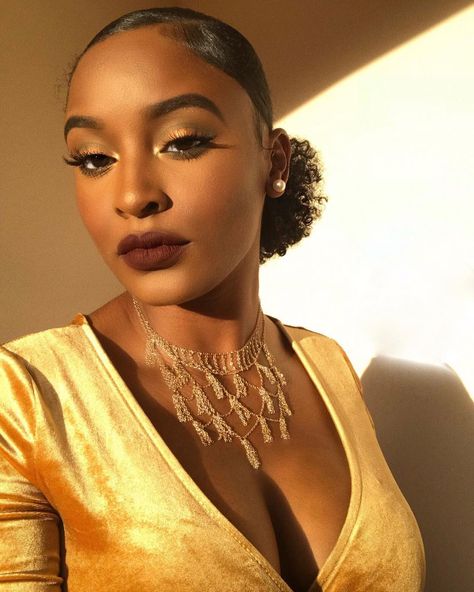 Lipstick Black Women, Melanin Makeup, Makeup Utensils, Brown Lipstick, Dark Skin Beauty, Penteado Cabelo Curto, Melanin Poppin, Dark Skin Makeup, Makeup For Black Women