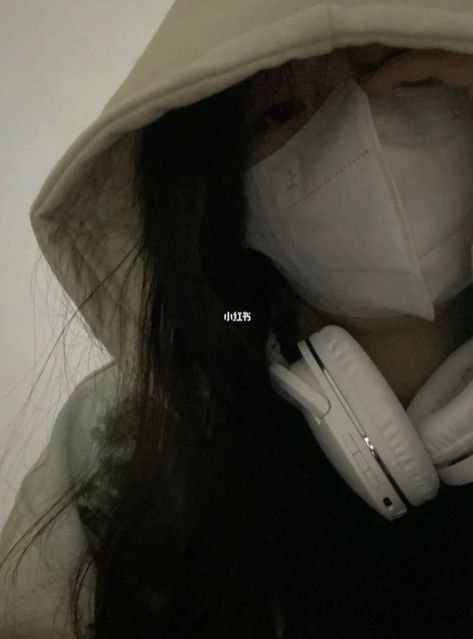 Hoodie Headphones, Free Iphone Giveaway, Aesthetic Indie, Cute Couple Selfies, 가을 패션, Cute Selfie Ideas, Pretty Selfies, Insta Photo Ideas, Selfie Poses