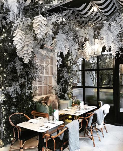 Bistro Interior Design, White Winter Decor, Roof Top Cafe, Winter Interior Design, Bistro Interior, Snow Decorations, Aesthetic Interior Design, White Fairy Lights, White Cafe