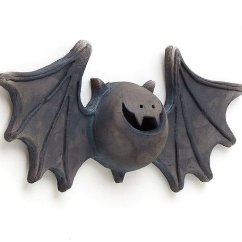 Ceramics Halloween, Ceramic Creatures, Halloween Tea Party, Pottery Sale, Polymer Clay Halloween, Bat Wall, Halloween Clay, Beginner Pottery, Pottery Animals