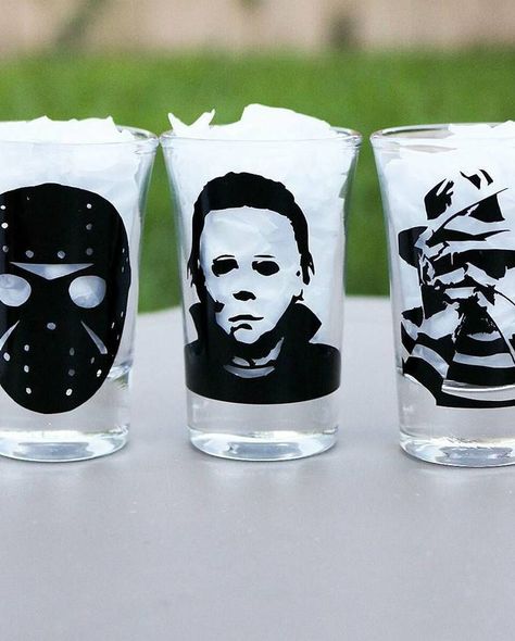 Classic Horror Characters, Shot Glasses Diy, Halloween Shot Glasses, Halloween Drink, Diy Wine Glasses, Horror Gifts, Idee Cricut, Party Shots, Horror Decor