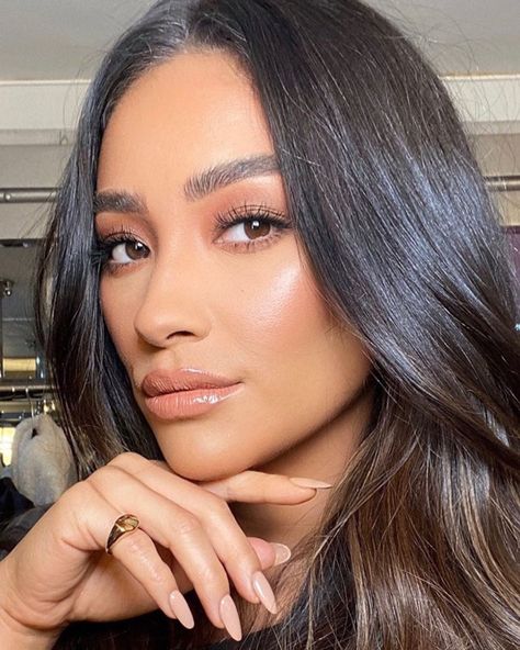 Shay Mitchell Makeup, Shay Mitchell Hair, Asian Bridal Makeup, Classy Makeup, Peach Makeup, Glam Wedding Makeup, Wedding Makeup For Brown Eyes, Brunette Makeup, Bridesmaid Hair Makeup