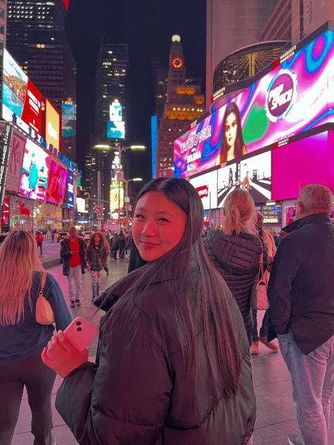 Girl in Times Square, Manhattan, New York City Time Square Poses, New York Photo Ideas Times Square, Times Square Pictures Ideas Night, Manhattan Picture Ideas, Times Square Photo Ideas, Time Square Photo Ideas, Times Square Poses, Time Square New York Aesthetic, Time Square Photoshoot