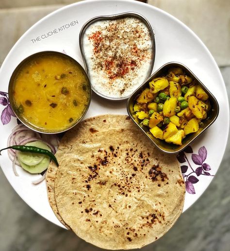 Aloo Matar, Arhar Dal, Masala Dahi with Roti and Salad❤️ . Hit like if love to have this in your Lunch❤️ . . Use #theclichekitchen to get… Dal Masala, Serving Ideas, Onion Salad, Chapati, Food Facts, Food And Recipes, Hummus, Rice, Salad