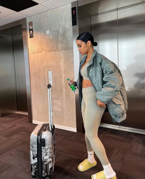 Airport Outfit Comfy Black Women, Crocs Travel Outfit, Travel Outfit Summer Airport Black Women, Slides With Socks Outfit, Winter Errands Outfit, Comfy Airport Outfit Winter, Nikita Johnson, Airport Aesthetic Outfit, Chill Baddie Outfits