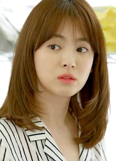 Kang Mo Yeon - Descendants of the Sun Song Hye Kyo Hair, Fesyen Rambut Pendek, Rebonded Hair, Trendy Haircuts Medium, Ideas Haircut, Haircut Medium, Descendants Of The Sun, Hye Kyo, Shot Hair Styles