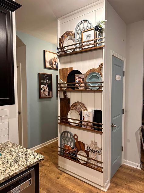 Farmhouse Plate Rack, Kitchen Wall Ideas, Plate Rack Wall, Update Cabinets, Country Kitchen Designs, Narrow Kitchen, Countertop Decor, Plate Rack, Accent Walls In Living Room