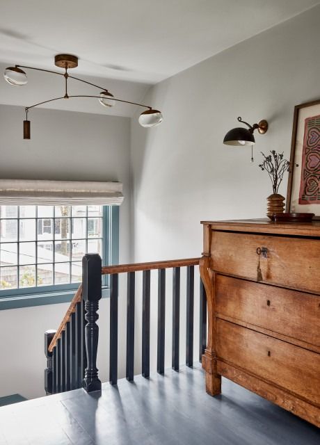 Houzz Tour: Moody Makeover for a Coastal New England Home New England Aesthetic Home, New England Home Aesthetic, New England Home Interiors, New England Colonial Interior, New England Lake House, New England Home Decor, Maine Cottage Interiors, Coastal New England Home, New England Interior Design