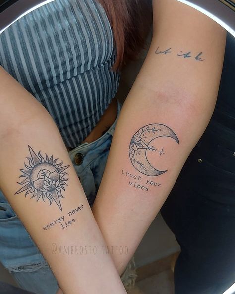 Best Friends Tattoo, Wrist Tattoos Words, Cute Sister Tattoos, Friends Tattoo, Matching Friend Tattoos, Tattoo Finger, Bestie Tattoo, Matching Sister Tattoos, Creative Tattoo