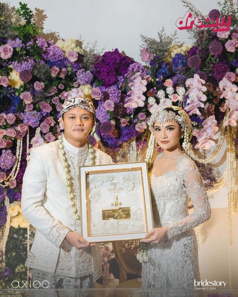 Rizky Febian dan Mahalini menggelar ijab kabul secara tertutup yang dihadiri sejumlah kerabat dan rekan artis terdekat. Terlihat keduanya memakai busana adat Sunda yang membuat mereka terlihat makin tampan dan cantik. Dedi Mulyadi, mantan Bupati Purwakarta, selaku saksi nikah dari pihak Rizky membocorkan mahar yang diberikan Rizky Febian untuk Mahalini Raharja ada uang dan emas logam mulia. Selamat untuk @mahaliniraharja & @rizkyfbian! ❤️ Foto: @thebridestory @axioo #mahalini #rizkyfebian... Siger Sunda, Moodboard Wedding, Logam Mulia, Foto Wedding, Wedding Prep, Mod Wedding, Wedding Photoshoot, Dress Wedding, Dream Wedding