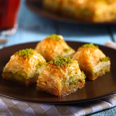 Baklava Dessert, Turkish Recipes Desserts, Coffee Sweets, Cypriot Food, Pistachio Baklava, Turkish Baklava, Turkish Desserts, Pasta Carbonara, Sweet Pastries