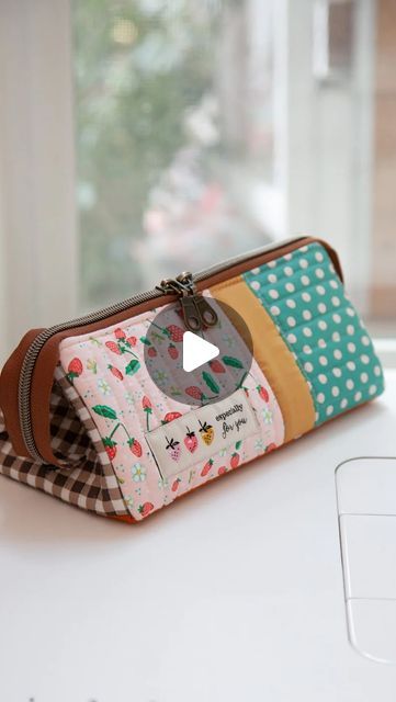 M I N K I  K I M on Instagram: "Another beautiful day to make a Open up Box Pouch! Gather your pretty scraps and give a new life! •my Open Up Box Pouch pattern is on my shop along with a full video tutorial.  •I quilted about 1” apart and hand stitched in between using 12wt @aurifilthread.  •I used Soft and Stable. You can use other batting. I recommend to fuse lining with fusible interfacing to add structure.   Happy sewing friends!☺️  #minkikim #minkikimpattern #openupboxpouch #sewing #zipperpouch #handmadepouch #sewingproject" Diy Box Pouch Tutorial, Open Out Box Pouch Free Pattern, Box Pouch Pattern, Boxy Pouch, Diy Coin Purse, Quilted Pouch, Boxy Bags, Pouch Sewing, Envelope Purse