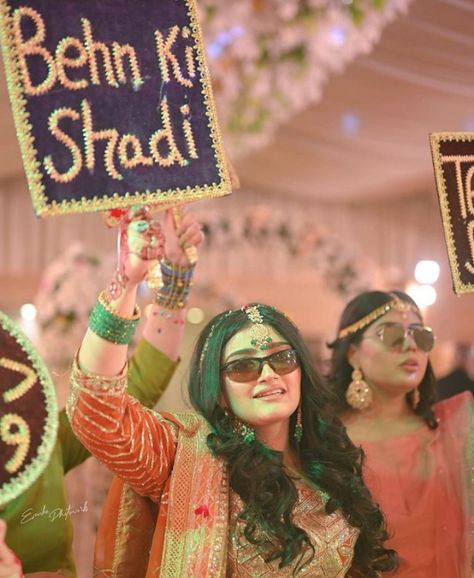 Ladki Wale Wedding Props, Pakistani Wedding Props Ideas, Shadi Props Ideas, Mehndi Props Ideas For Bride, Shadi Ka Ghar Decoration, Wedding Props Indian, Shaadi Wala Ghar Decoration, Mehndi Plates Ideas Pakistani, Mehndi Props Ideas