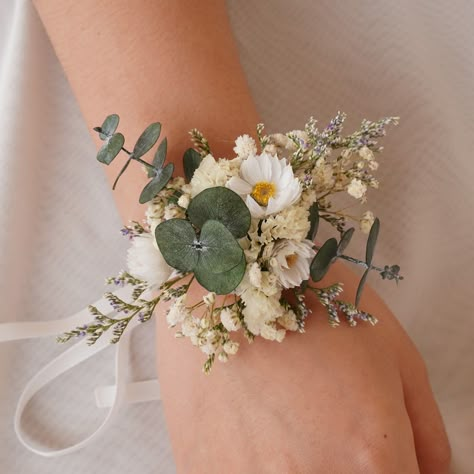 Boho bride dried flower wrist flower,Daisy+Eucalyptus dried wrist flower,White+Green dry flower corsage Comb : 7-12cm corsage : 7-12 cm boutonniere :  6-12 cm Pocket flower:  13.7cm Each piece is tailor-made for you and unique. We also offer customization and are happy to discuss with you to create more beautiful works. The packaging will be very sturdy, equipped with exquisite cards and maintenance instructions. Due to issues with the monitor, there may be slight differences in color. We also offer bulk orders. We will make every effort to complete the order. If you have any questions, please feel free to write to us for consultation. We will reply to you within 24 hours. Eucalyptus Wrist Corsage, Spring Wedding Corsage, Petite Wrist Corsage, Flower Wrist Corsage, Minimalist Corsage, Wrist Flowers Wedding, Small Corsage Wrist, Natural Corsage, Mothers Corsages For Wedding