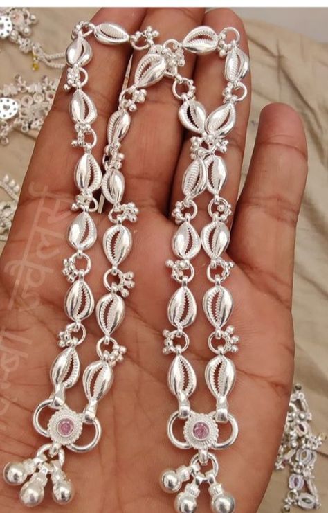 Payal Designs Silver, Bridal Foot Jewelry, Silver Anklets Designs, Silver Bracelet Designs, Bridal Necklace Designs, Jewelry Knowledge, Silver Handbag, Fancy Jewelry Necklace, Anklet Designs