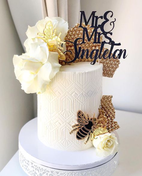 Bee Wedding Cake, Wedding Cakes Designs, Bee Cake, Bee Cakes, Themed Wedding Cakes, Amazing Wedding Cakes, Indian Wedding Cakes, Simple Wedding Cake, Bridal Shower Cake