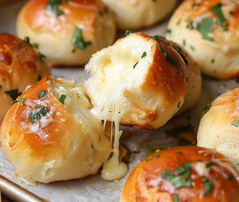 Cheesy Garlic Bombs Cheese Breads, Cheesy Bread Recipe, Garlic Bread Pizza, Savoury Muffins, Elegant Dinners, Garlic Rolls, Gluten Free Dough, Cheese Flatbread, Cheesy Bread