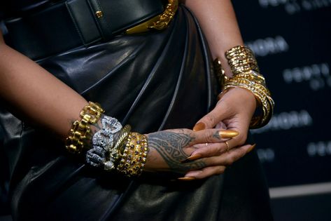 👏 Rihanna Jewelry, Rihanna Nails, Rihanna Fashion Outfits, Looks Rihanna, Rihanna Looks, Rihanna Photos, Rihanna Riri, Beauty Boss, Rihanna Style